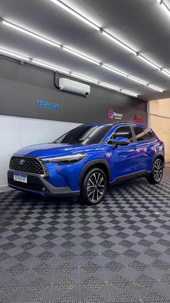 Toyota Corolla Cross azul no showroom Autorod