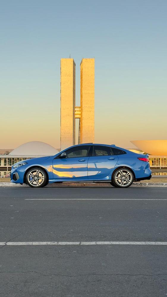 BMW Série 3 ao entardecer em Brasília
