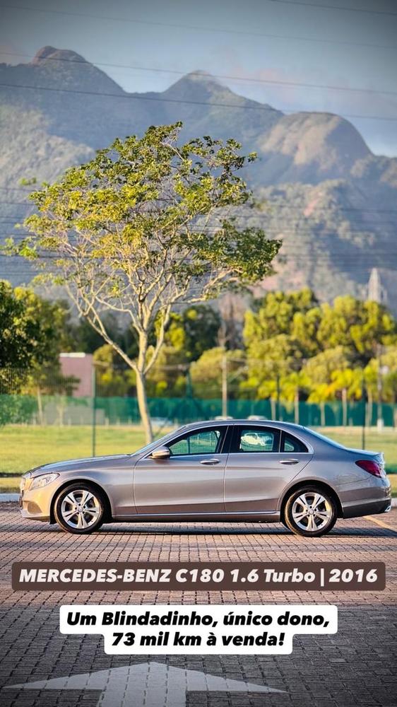 Mercedes-Benz com paisagem ao fundo